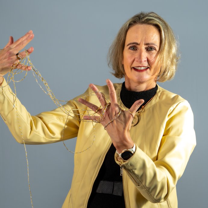 irma_gelbe_jacke_verstrickungen_0724.jpg