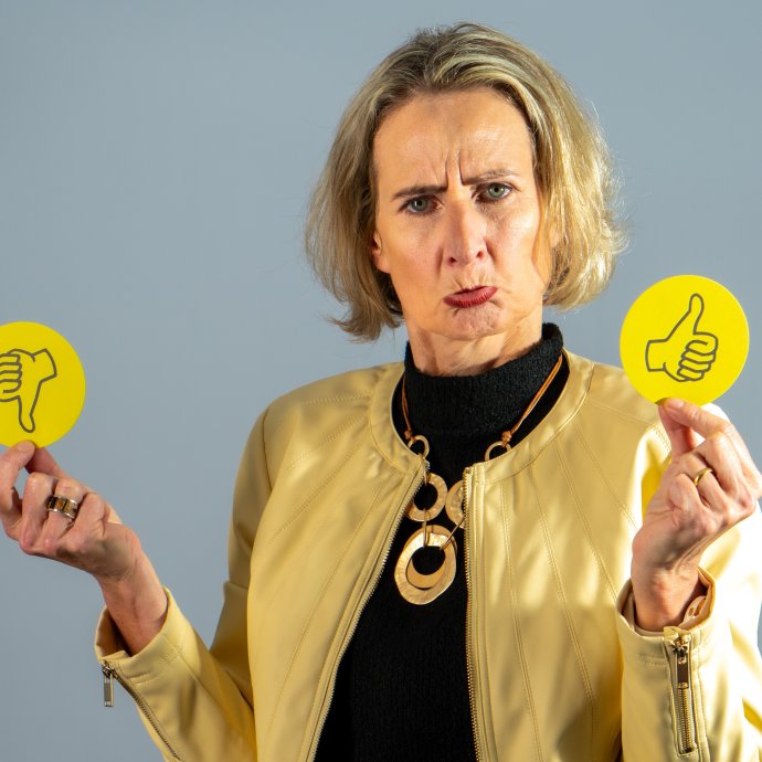 irma_hellgelbe_jacke_laetschi-daumen_rauf_und_runter_1.jpg