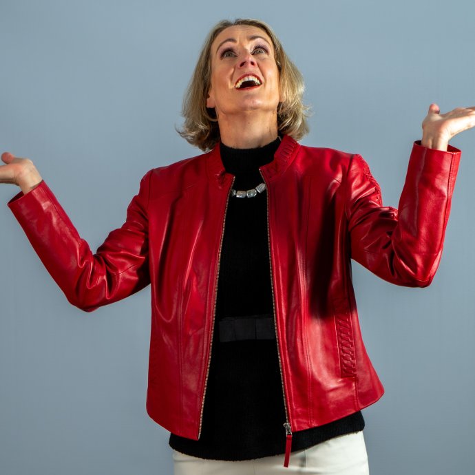 irma_rote_jacke_es_kommt_von_oben_0724.jpg